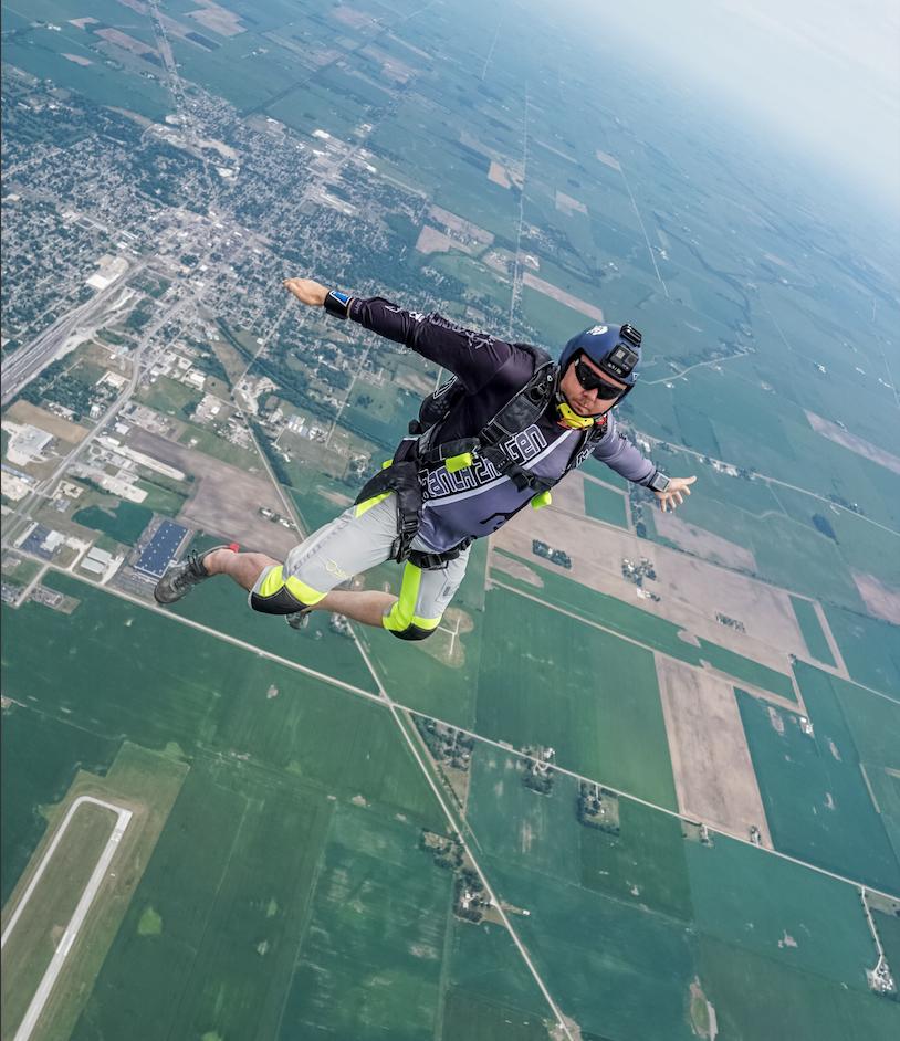 SkydiveINDY's tweet photo. Rob on exit. #funjumpers #goals #skydivefam https://t.co/hhf6bmtBu3