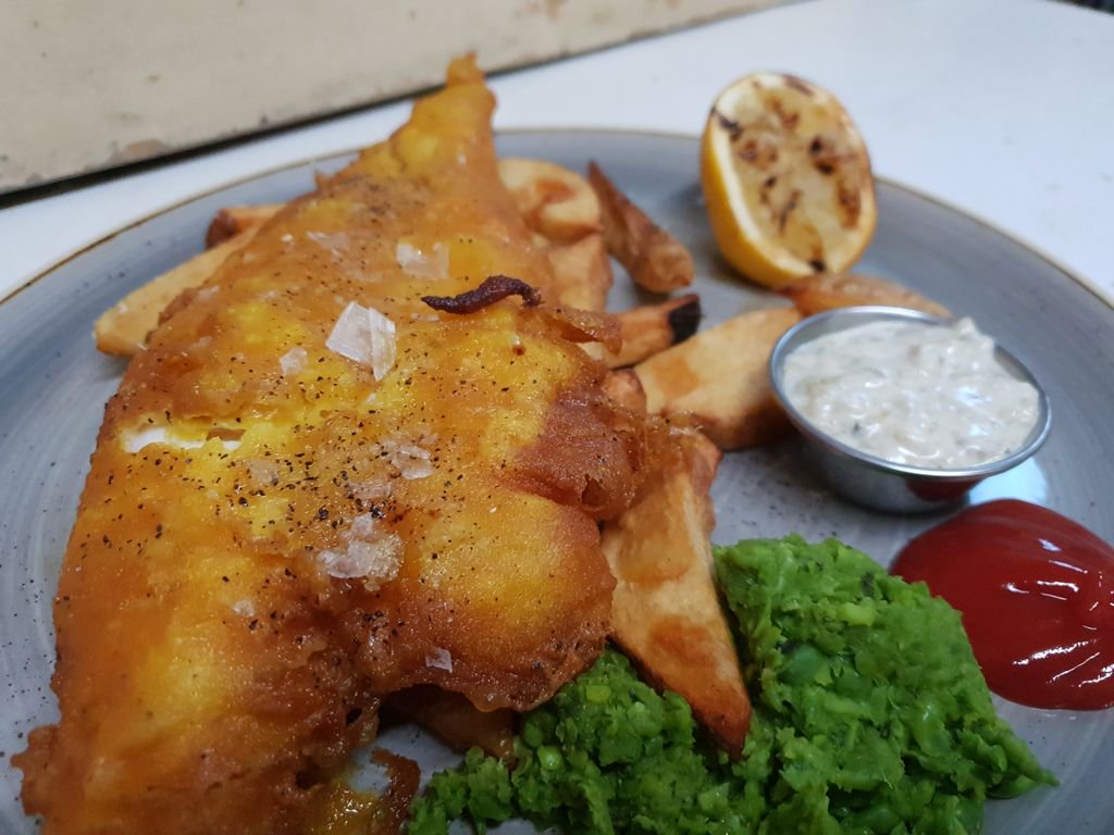 Dont forget its fish 'n' chip night at The Old Queens Head 🍟🐟🍻 
.
Serving from 5pm to 9:30pm
Eat in or takeaway 
.
Head to our website or give us a call to book your table now 
.
#goodfood #delicious #fishnchips #mondaymotivation #mondaybluesnomore #countrypub #publife