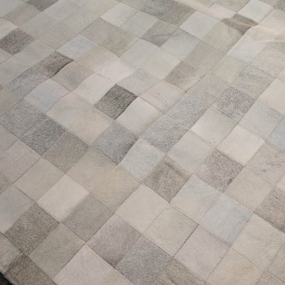 CityCows's tweet photo. Close up of the different cowhide patchwork rugs that we stock.

If you findding it hard to work with the organic shape of the cowhide, maybe this is an option for you. Avalible is sizes as large as 300x200cm. 

https://t.co/s66s1FgbDL

#citycows #cowhiderug #patchworkcowhide https://t.co/V4GUBMPQWz