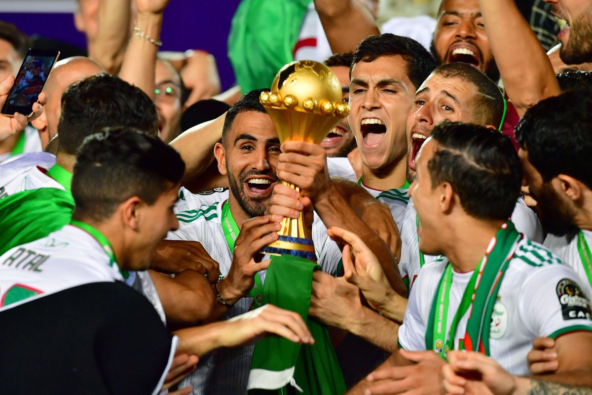 🗓️ في مثل هذا اليوم قبل شهر.. 

المنتخب الجزائري يصعد إلى عرش القارة السمراء متوّجًا بأغلى كؤوسها للمرة الثانية في تاريخه! 🥇

رجالٌ عقدوا العزم وصدقوا عهدهم.. 💚