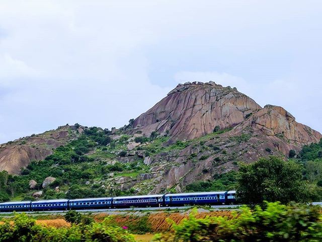 That Dil chahta hai moment when you are driving. Shot on phone !
#train #hill #oneplusphotography #oneplus6 #onmyway #googleedits #shotonphone #shotononeplus #beedeys https://ift.tt/2ZepJeH