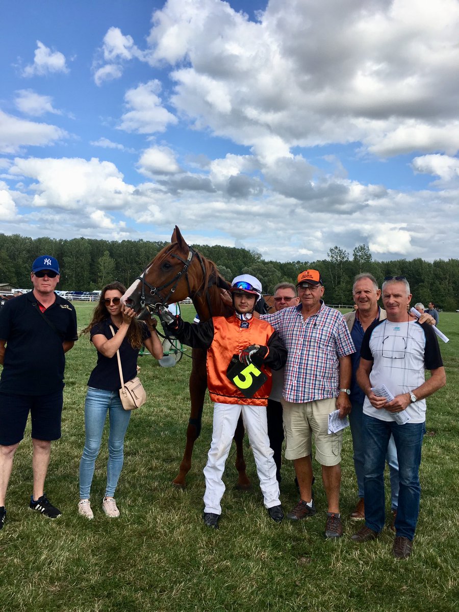 EcurieTurfcom's tweet photo. Bravo à ⭐️Don Juan Madrik⭐️ qui fait briller la casaque de l'Ecurie Turfcom à Saint Pierre en Auge 👌. Félicitations à Q. Michel et F. Anne ! https://t.co/nx7uOIC2h4