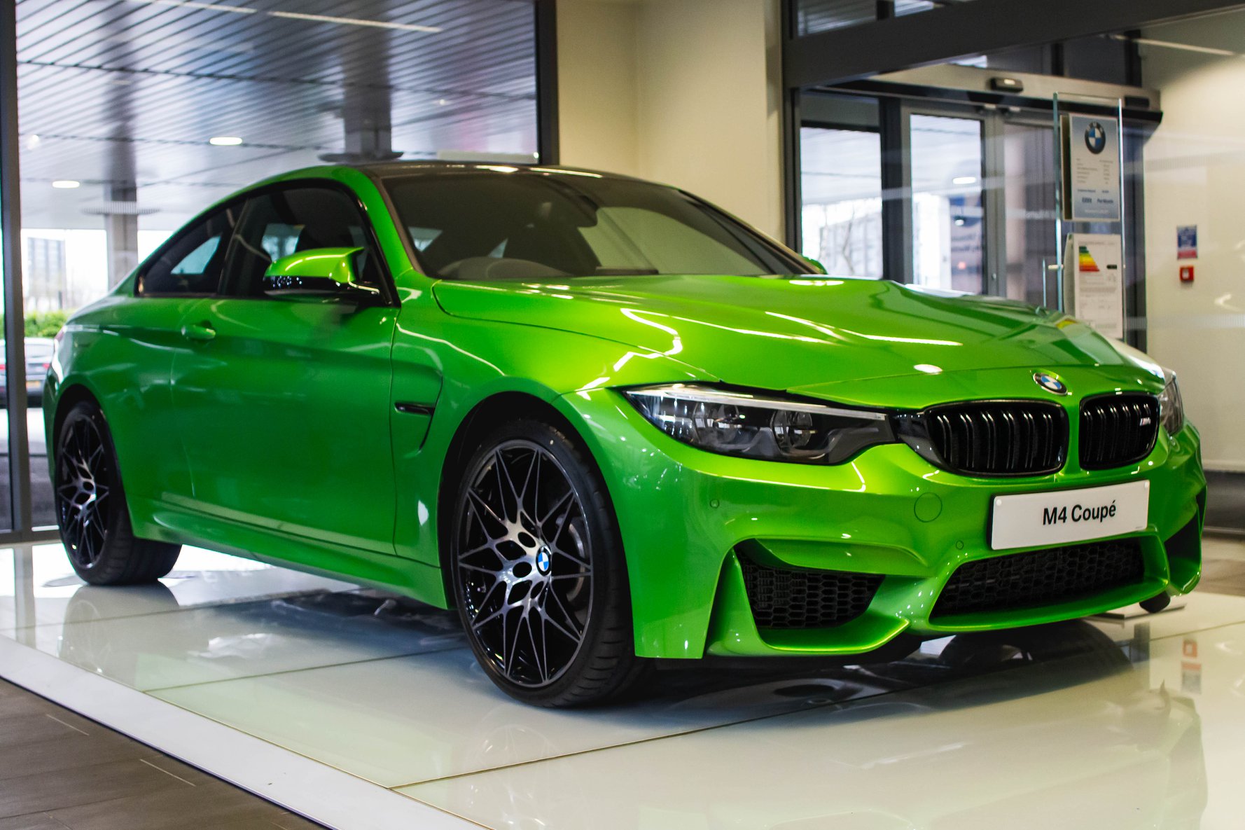 Россия новая зеленая. BMW m4 Green. BMW m5 f90 изумруд. BMW m4 Competition изумруд. BMW m4 2021.