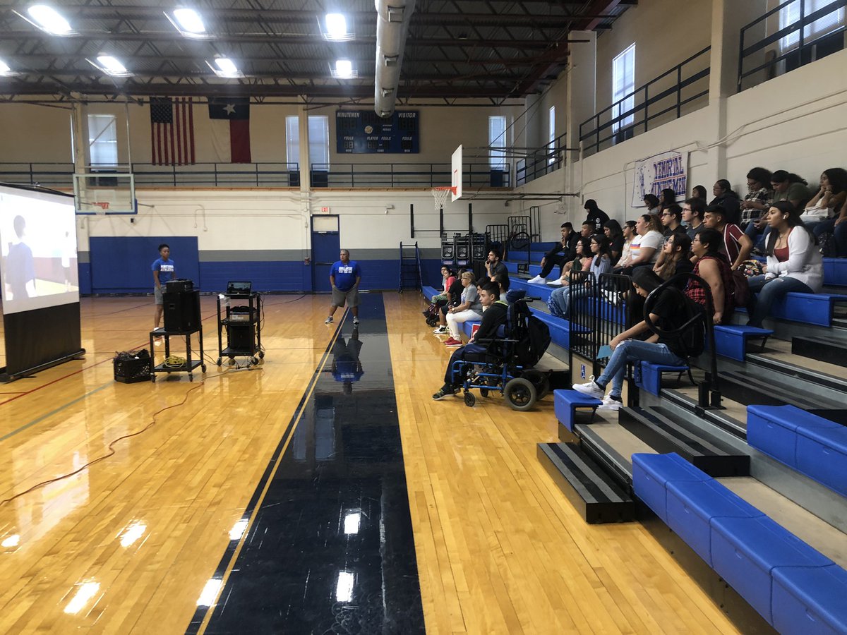 Coach_KLewis's tweet photo. A really great start to a new school year. From my players greeting the students @LasPalmasElem back and to introducing our new innovative class Partners in PE. @EISDMemorialHS @EISDSpecial @EISDAdaptedPE It’s going to be an exciting year @EISDofSA #wintheday https://t.co/uivxDBkWTc