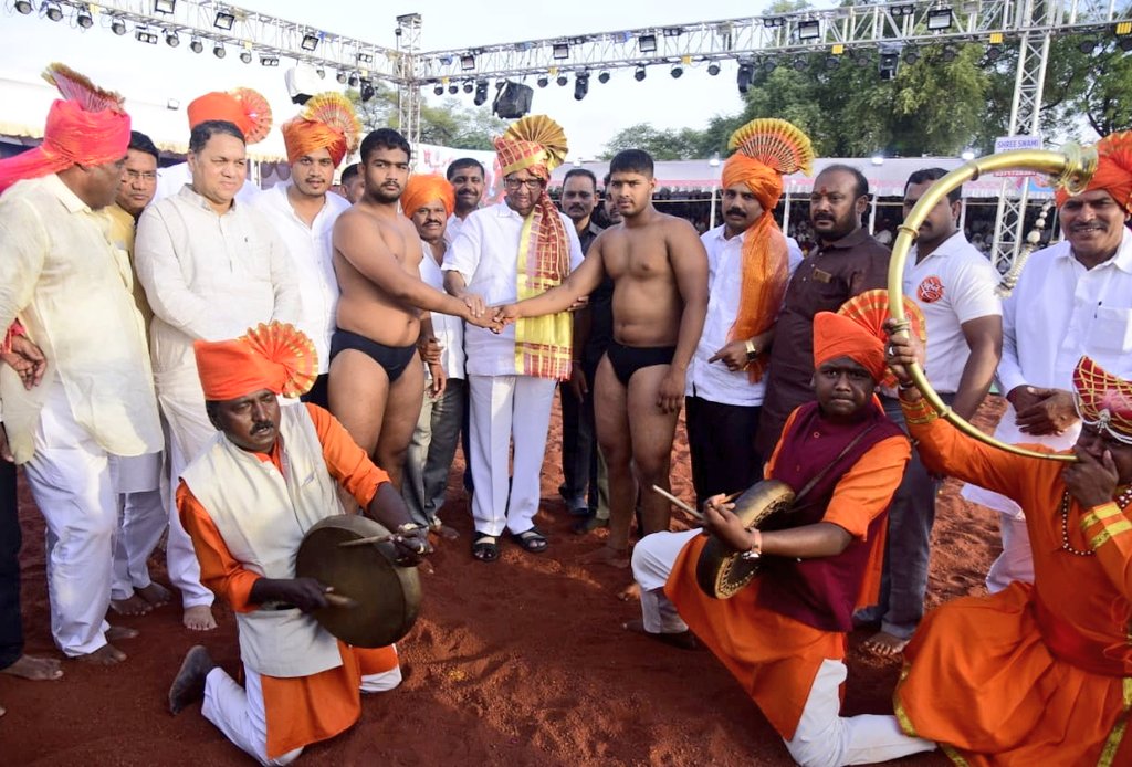PawarSpeaks's tweet photo. अहमदनगरच्या मातीने गुलाबराव घुले, छबुराव लांडगे यांसारखे मातब्बर पहिलवान दिले. नगर जिल्ह्याच्या नावलौकिकात भर टाकणाऱ्या कुस्ती-स्पर्धा कर्जत-जामखेडच्या कुस्तीप्रेमींच्या सहकार्याने @RohitPawarSpeak यांनी आयोजित केल्या, याचा महाराष्ट्र कुस्तीगीर परिषदेचा अध्यक्ष म्हणून आनंद आहे. https://t.co/KTRTha1z67