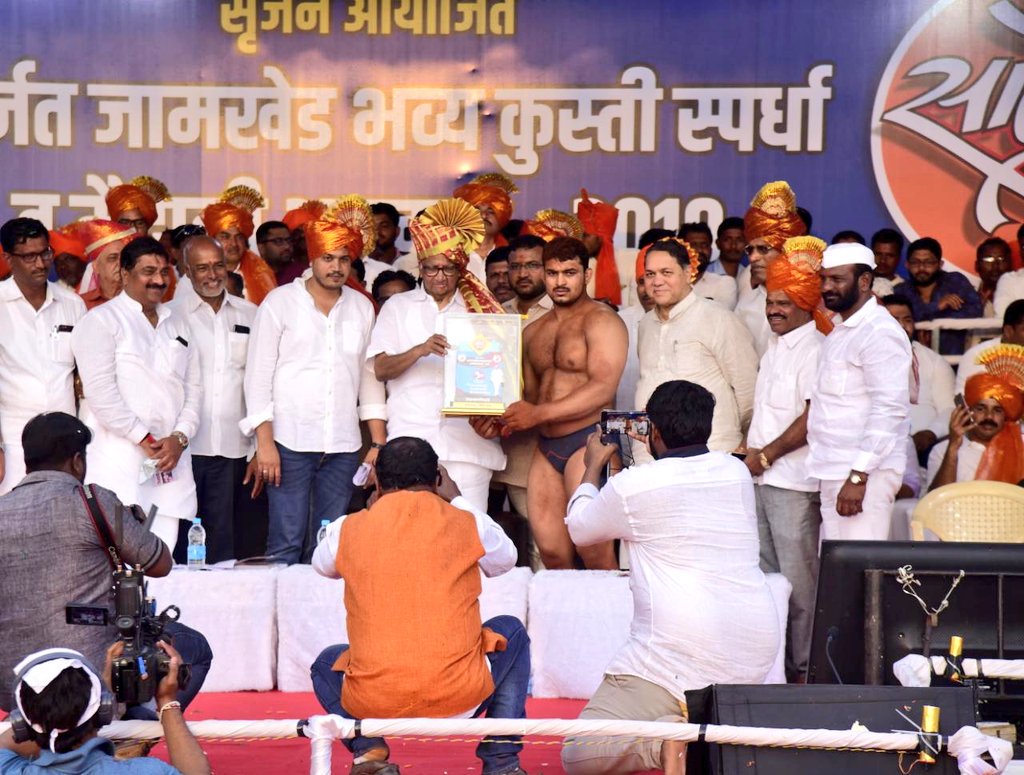 PawarSpeaks's tweet photo. अहमदनगरच्या मातीने गुलाबराव घुले, छबुराव लांडगे यांसारखे मातब्बर पहिलवान दिले. नगर जिल्ह्याच्या नावलौकिकात भर टाकणाऱ्या कुस्ती-स्पर्धा कर्जत-जामखेडच्या कुस्तीप्रेमींच्या सहकार्याने @RohitPawarSpeak यांनी आयोजित केल्या, याचा महाराष्ट्र कुस्तीगीर परिषदेचा अध्यक्ष म्हणून आनंद आहे. https://t.co/KTRTha1z67