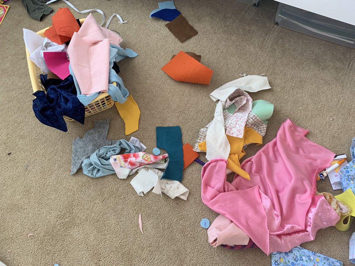 msteeman's tweet photo. Dochter (10): “ik heb zin om wat te naaien, wat zal ik naaien?”
Ik teken mijn standaard ‘dom draakje’...
Dochter: https://t.co/KXhez3iom1