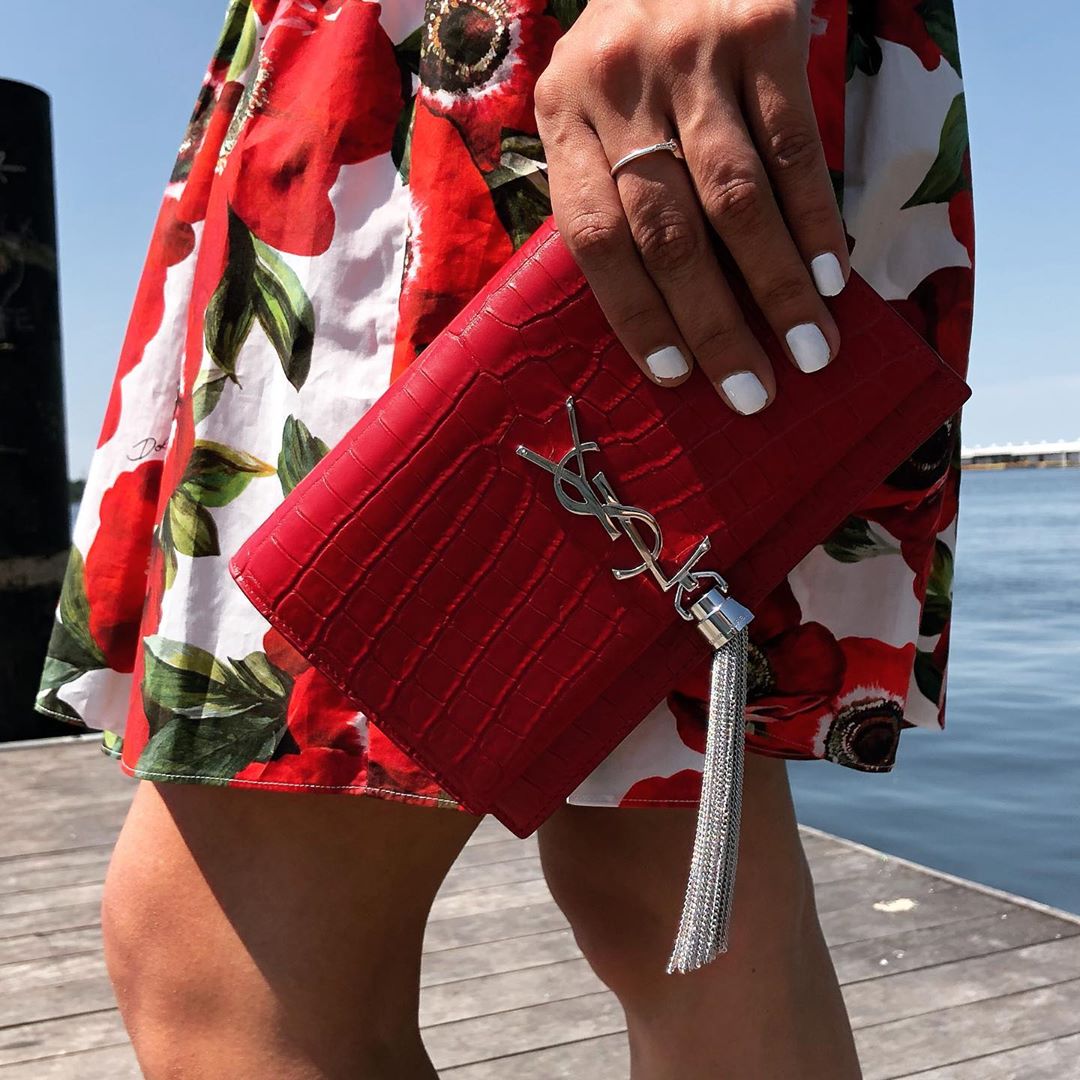 amuze's tweet photo. Coveting this #OOTD @YSL Saint Laurent  clutch and @dolcegabbana dress. Perfect way to close out the summer before Labor Day. Let us know what you want to see here on our Twitter feed #dolce #saintlaurent https://t.co/IPLVYm94Ly
