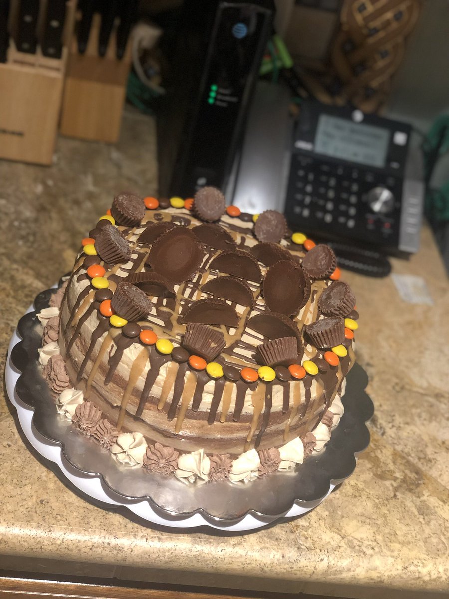 Peanut Butter Cake #peanutbuttercake #peanutbutter #cake #treatsbymariah #chocolatefrosting #peanutbutterfrosting #dripcake #reeses #reesescups #reesespieces #reesescake @reeses