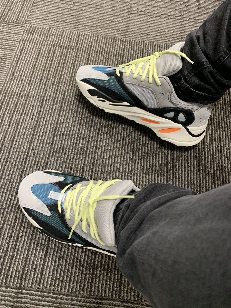 triaji2087's tweet photo. First day back from my birthweek PTO. Had to bring some heatwaves for day 1. #lifeatatt #kicksofatt #kicksatwork https://t.co/U9PtYXkzaq