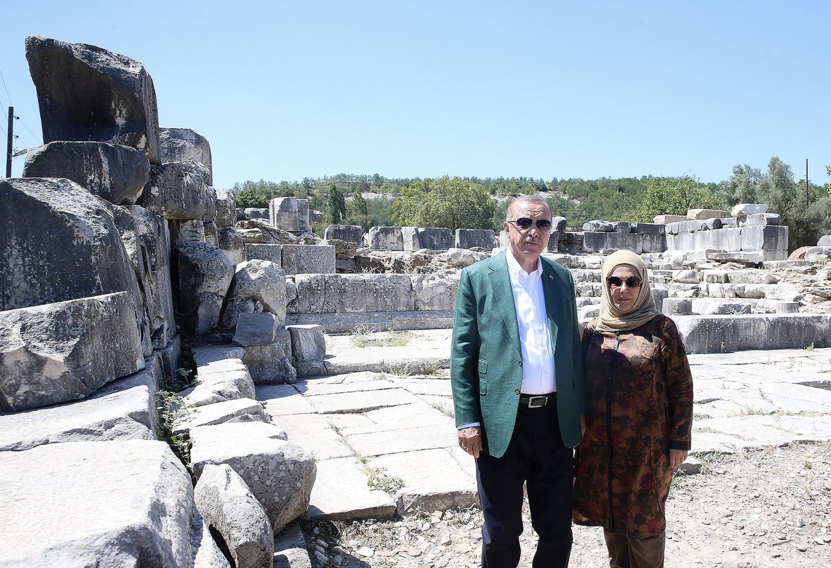 Bugün Muğla’nın Yatağan ilçesinde Stratonikeia Antik Kenti’ni ziyaret ettik.
UNESCO Kültürel Miras Geçici Listesi’nde bulunan ve 3500 yıllık tarihe ait birbirinden kıymetli arkeolojik eserlerin sergilendiği ören yerinde vatandaşlarımızla bir araya gelerek sohbet ettik. <a href="/RTErdogan/">Recep Tayyip Erdoğan</a>