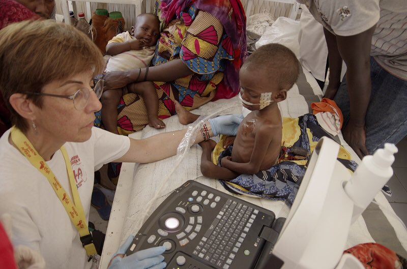 Attorno alle sponde del lago Ciad la crisi umanitaria è gravissima. La malnutrizione colpisce soprattutto i più piccoli. Nei campi i profughi ormai hanno superato il milione. La #MissioneCiad forma all’ecografia il personale locale e interviene nelle situazione di emergenza