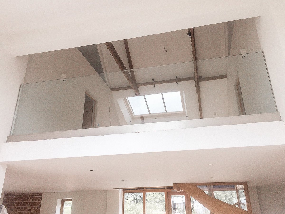 Internal balconies add a touch of contemporary design to your home and open up new rooms for light to lead in from the ceiling window. You will also notice there is no obstruction as you look into the back garden from the first floor.  Learn more here - zcu.io/aeCS