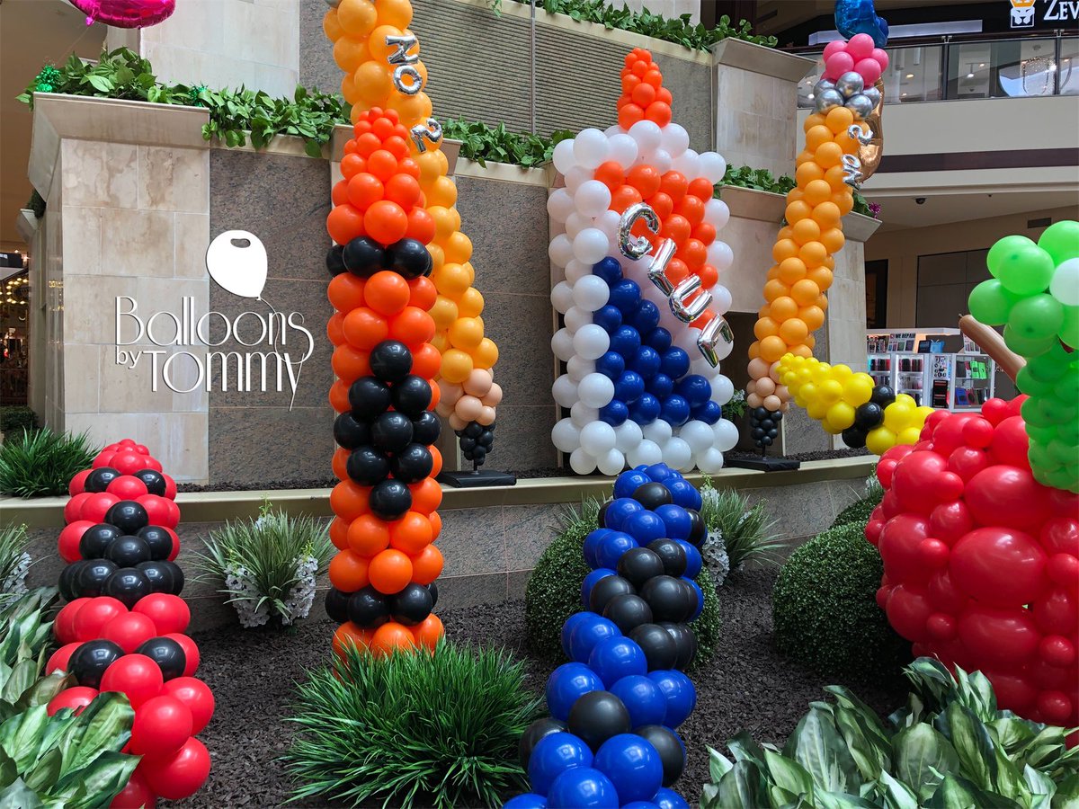 balloonsbytommy's tweet photo. The new center court display at Orland Square is ready for back to school season!  #backtoschool https://t.co/7BZd2Tkjim