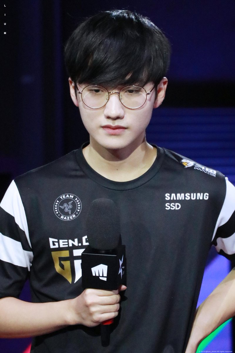 LIUM_PHOTO's tweet photo. 190727 Gen.G vs KT Peanut 피넛 한왕호
인터뷰 하는데 안경쓰고 나와서 놀랬던 날. 까먹고 쓰고 나온것 같던데, 여튼 덕분에 안경 쓴 모습을 찍었네요 ㅎㅎ
#GenG #젠지 #Peanut #피넛 #한왕호 https://t.co/Oh7d6QS8HW