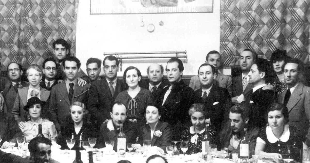 jeannemarie16's tweet photo. Eternamente contigo..ô poeta FEDERICO GARCIA LORCA tu ne verras pas la fin du jour ce 19 août 1936 près de Granada lorsqu’ils t’ont assassiné...”Yo canto su elegancia con palabras que gimen/y recuerdo una brisa triste por los olivos.” ⁦@CentroFGL⁩ ⁦⁦@GarciaLorcaFV⁩ https://t.co/XrgFQ0RYe8