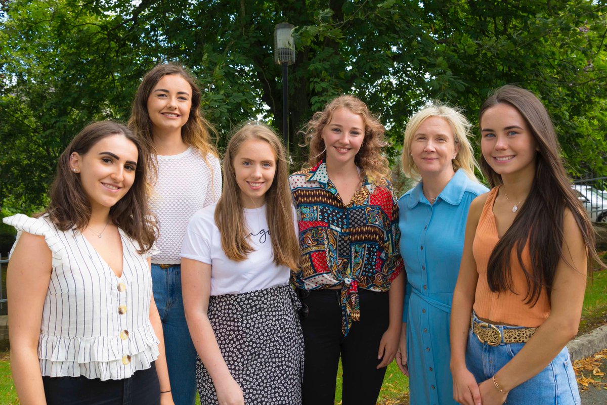stcatherines247's tweet image. Mrs Tiffney congratulates some of our Health professionals of the future: (L-R) Áine McMullan (Medicine), Olivia Rice (Pharmacy), Cara Hegarty (Medicine),Caitlin McGrane (Medicine), Katie Convie (Physiotherapy)