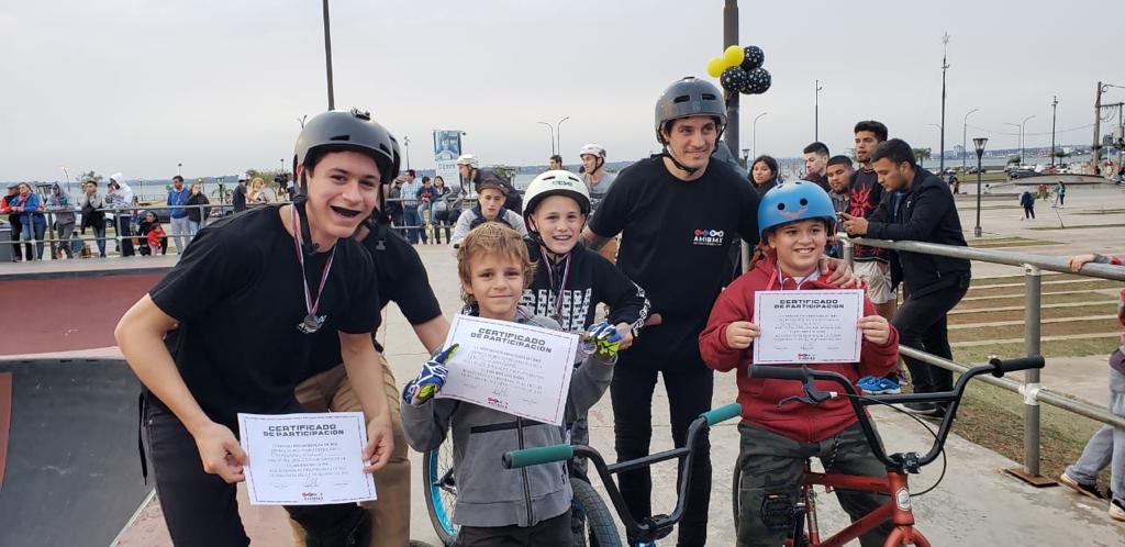 MinDepMisiones's tweet photo. Celebrando un día especial, niñas, niños y jóvenes, compartieron y disfrutaron de dos actividades que acompañamos.
👉 #BMXF del Niño en el Bike Park de la Costanera, vía Asociación Misionera de BMX. https://t.co/nW4dlQGQbw