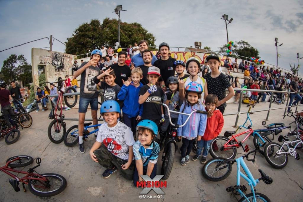 MinDepMisiones's tweet photo. Celebrando un día especial, niñas, niños y jóvenes, compartieron y disfrutaron de dos actividades que acompañamos.
👉 #BMXF del Niño en el Bike Park de la Costanera, vía Asociación Misionera de BMX. https://t.co/nW4dlQGQbw