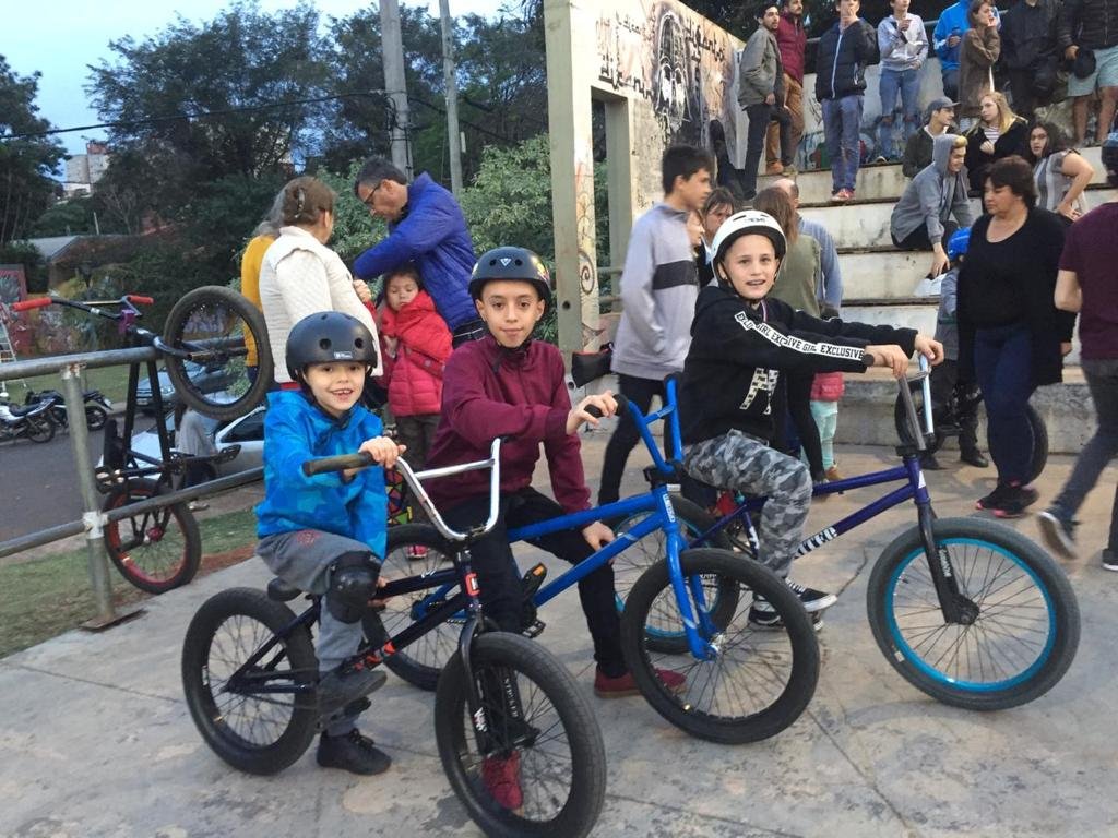 MinDepMisiones's tweet photo. Celebrando un día especial, niñas, niños y jóvenes, compartieron y disfrutaron de dos actividades que acompañamos.
👉 #BMXF del Niño en el Bike Park de la Costanera, vía Asociación Misionera de BMX. https://t.co/nW4dlQGQbw