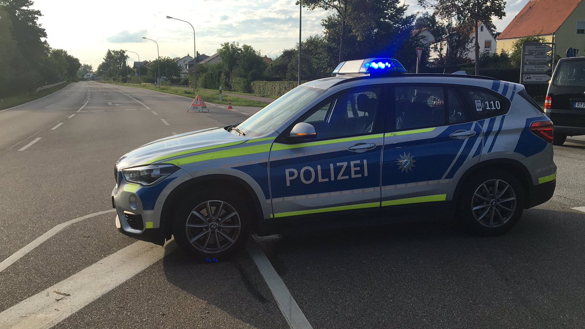 polizeiopf's tweet photo. Die Entschärfung läuft noch immer. Wir halten Euch hier auf dem Laufenden! https://t.co/AmeEBO7xih