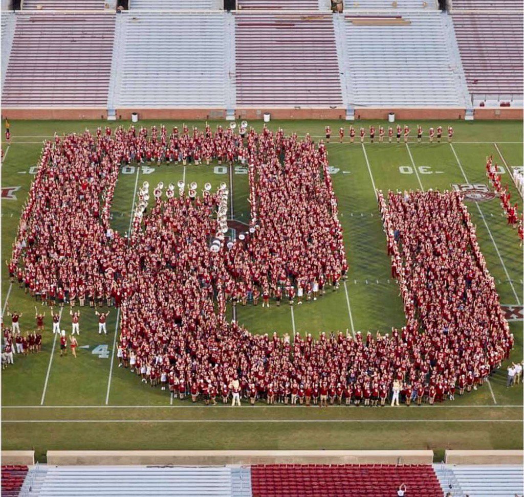 dmhaggerty2's tweet photo. This is the incoming freshman class at OU, which is the largest ever. They apparently rounded up the kids for this picture last night. The second pic with the arrow is Trey showing me where he was in the picture. Pretty cool thing to do. #OUDad #BoomerSooner https://t.co/H40sGyJNt4