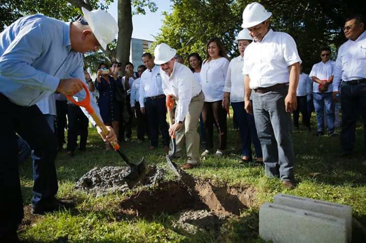 ConalepTabasco's tweet photo. Los hechos siempre dicen más que las palabras. 

En alianza con @OficialCentro construimos el techo para la cancha de usos múltiples en nuestro Plantel #Conalep Villahermosa I. 

Primera piedra colocada por @EvaristoHdzCruz y nuestro Director Gral. Carlos Alberto Vega Celorio https://t.co/vfWMMooVbr