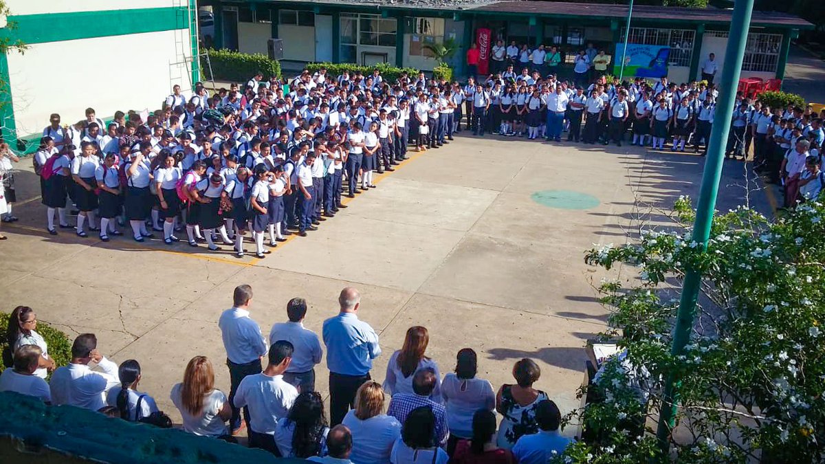 ConalepTabasco's tweet photo. Los hechos siempre dicen más que las palabras. 

En alianza con @OficialCentro construimos el techo para la cancha de usos múltiples en nuestro Plantel #Conalep Villahermosa I. 

Primera piedra colocada por @EvaristoHdzCruz y nuestro Director Gral. Carlos Alberto Vega Celorio https://t.co/vfWMMooVbr