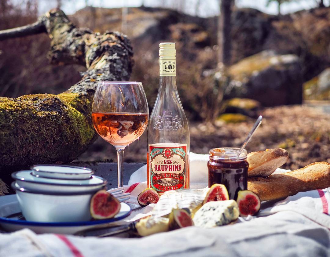 Savoring the end of summer with seaside picnics and Les Dauphins Rosé. #Repost <a href="/vaimomatskuu/">Emma</a>