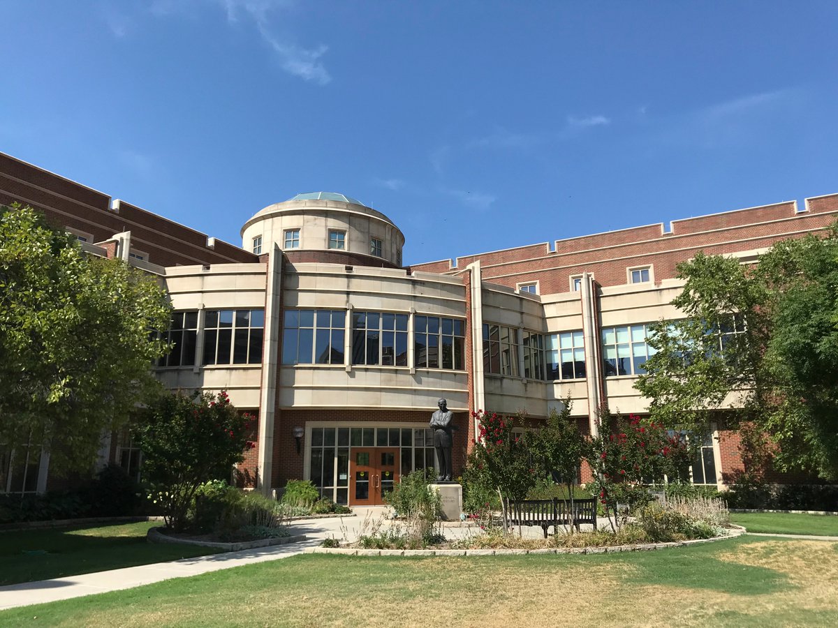 GaylordCollege's tweet photo. To all of our students, new and returning, welcome! We hope you have a great first day of classes! We are looking forward to a great semester here at Gaylord! #welcomeback #GaylordEdge #firstday https://t.co/OfZPMPbdG4