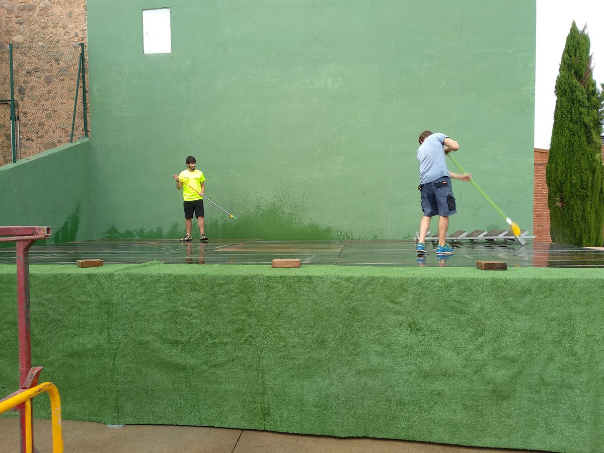 Nuestra organización ultimando los detalles para el comienzo del festival.

Esperemos que se les dé mejor organizar el festival que coger la escoba 🤦