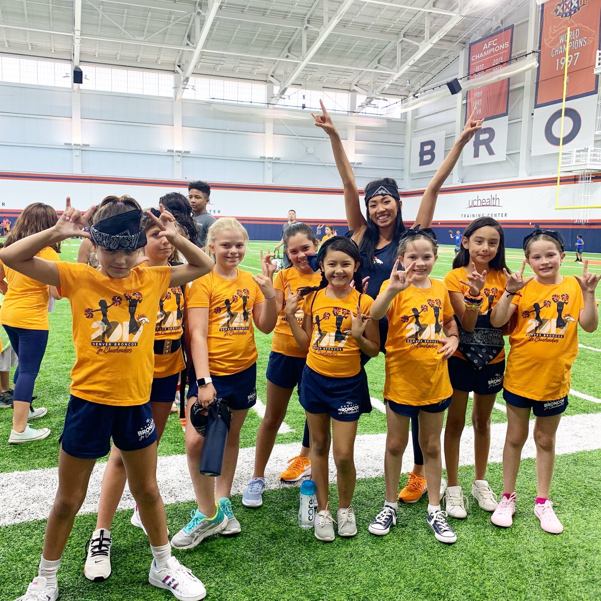 DBC_Allison's tweet image. 🎶Put another dime in the jukebox, baby! 🎶 

It’s #MNF! Stay tuned for a ROCKIN’ halftime show with our #FutureDBC tonight, #BroncosCountry! 🤘🕺🎸💥

#SFvsDEN #DBC2019 #JDBC