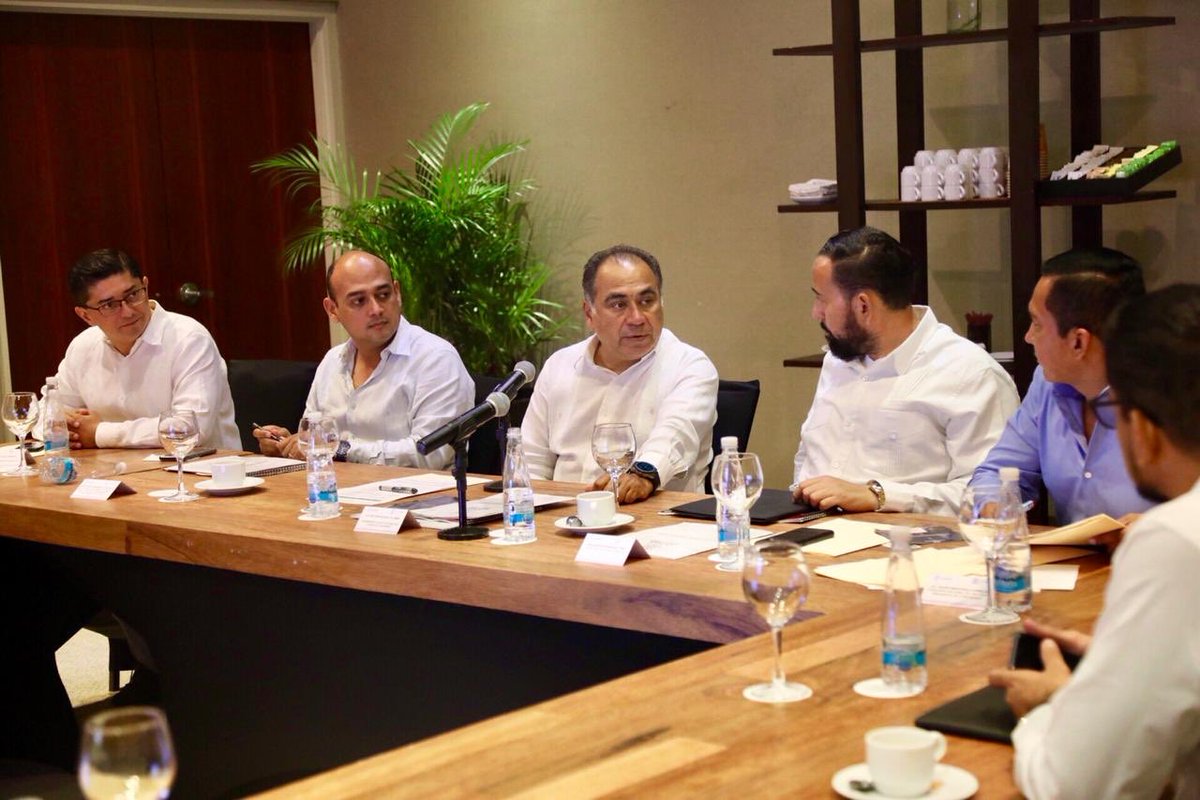 HectorAstudillo's tweet photo. Recibimos al vocal ejecutivo del @FOVISSSTEmx, quien visita Guerrero con la intención de reactivar la construcción de vivienda social en nuestro estado. Bienvenido @ArqAgustin19. https://t.co/vsrCiUpo9a