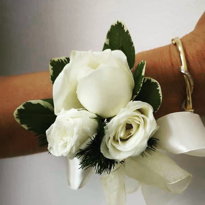aphroditeweddin's tweet photo. Sneaky peek from today's wedding, wrist corsages and buttonholes 🌸💐
#weddingflowers #wristcorsage #buttonhole https://t.co/Ldpd2ieZer