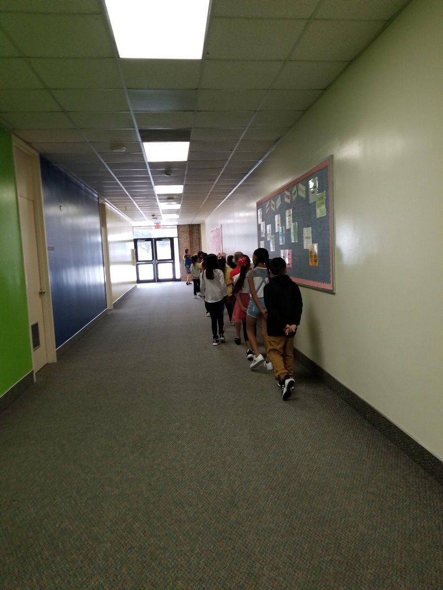 Wow! The Principal <a href="/AlishaElrod1/">Alisha Elrod</a> is welcoming every student and parent at the door! ❤ I love it! <a href="/GreenwoodKISD/">Greenwood Forest</a> is always on the move! The support and positive collaborations are clearly presented here! #EVERY is everyday!  #KleinFamily #kisdmagicalmoments #FirstDayOfSchool