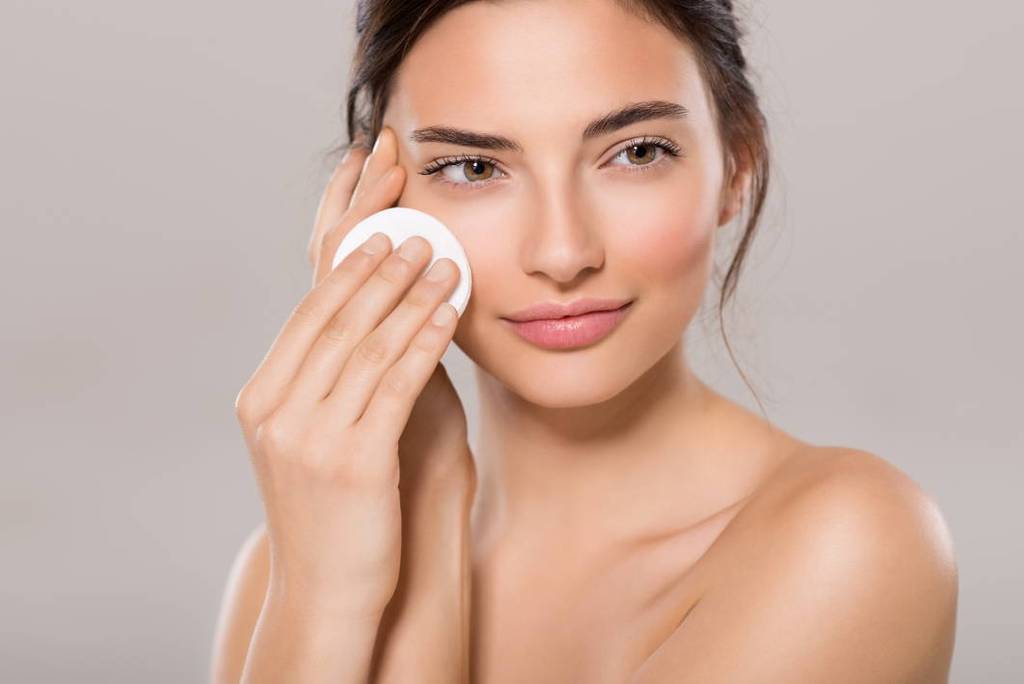 embassy_beauty's tweet photo. #BiologiqueRecherche #LotionP50 is packed with #AHAs and #BHAs as well as active ingredients such as thyme essential oil and myrrh for their purifying, toning, and antiseptic properties. Discover more here: https://t.co/d1zaWHgObZ https://t.co/mpU1t6FoIc