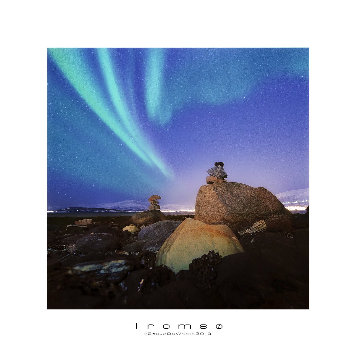 SteveWaele's tweet photo. Hello,
northern lights in Norway. 
Image taken with the Laowa 12mm on the sony a7riii. 
While waiting for the green light I was able to stack stones. 
What do you do while waiting on location? 
Greetings 
Steve
#sonybelgium #landscapephotography #Auroraborealis #sunwayfoto https://t.co/Iqq6rPhYNs