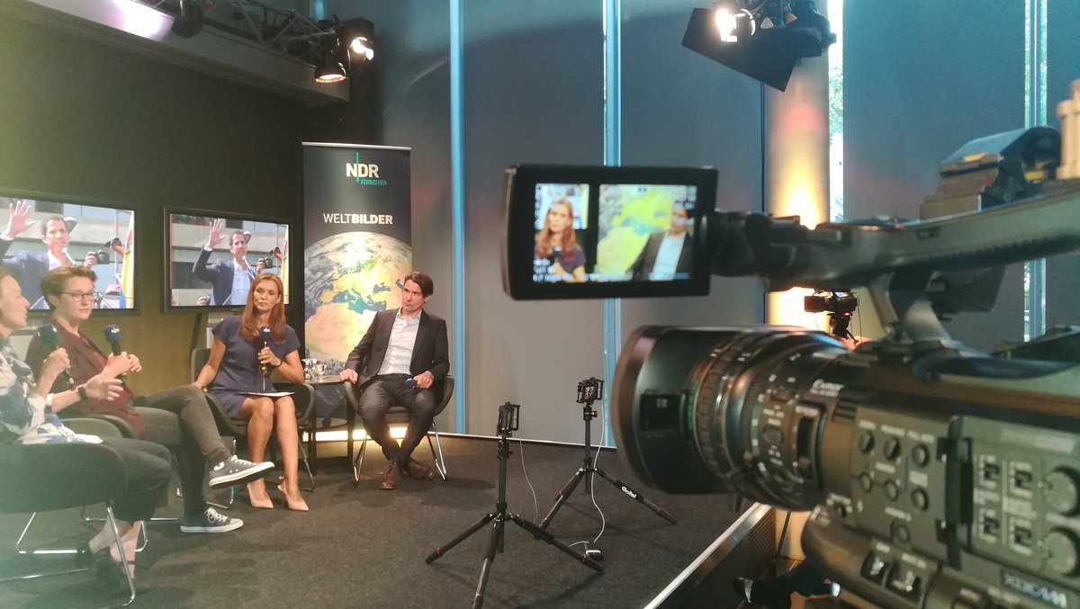 What's the future for Venezuela? Livestreaming for @weltbilder via <a href="/Teradek/">Teradek</a>, 4 iPhones, 1 iPad, 1 Wifi-Router - thanks to a great team @MartinMotzkau <a href="/StefanHohl/">Stefan hohl</a> <a href="/conneus/">Lutz Connéus💉💉🤯</a> <a href="/DerSevenlive/">DerSevenlive</a> <a href="/BBoelhoff/">Boelhoff</a> <a href="/philippweber/">Philipp Weber</a> &amp; everyone not on Twitter. #NextNewsLab