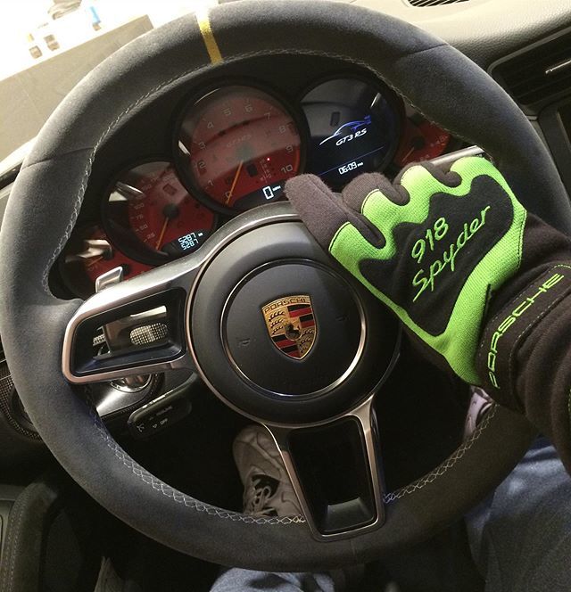 alexsmolik's tweet photo. You ready ? I’m ready. I found these 918 gloves inside @zalasin GT3 RS and decided I’d wear them for the shot. #PorscheGT3RS #GT3RS #918gloves #OldShot #Throwback #Porsche918gloves #gloveddriver https://t.co/VnfKvwCnDM https://t.co/xkOqG9fOD4