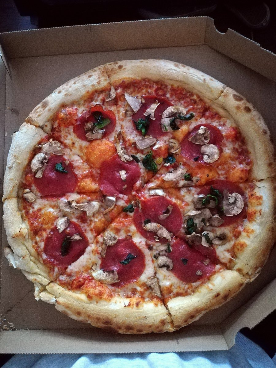 Wansinkphotos's tweet photo. Volgens mij was de spinazie op @new_york_pizza #karig #nietza #newyorkpizza https://t.co/7hrbwo7sxf