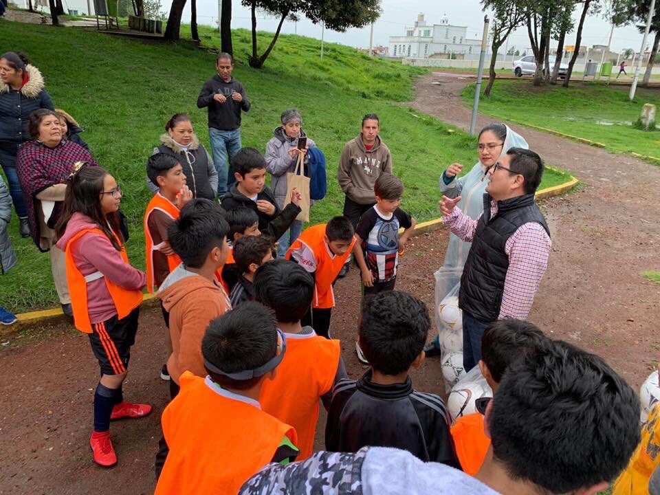 RicardoCortesM's tweet photo. En días pasados nos reunimos con los niños que integran el equipo de fútbol Francocanadiense de Inf. San Fco. Mariela Díaz nos pidió el apoyo para que los niños puedan realizar su actividad por lo que acudimos con algunos balones para sigan practicando este bello deporte. https://t.co/AXFETeVbE7