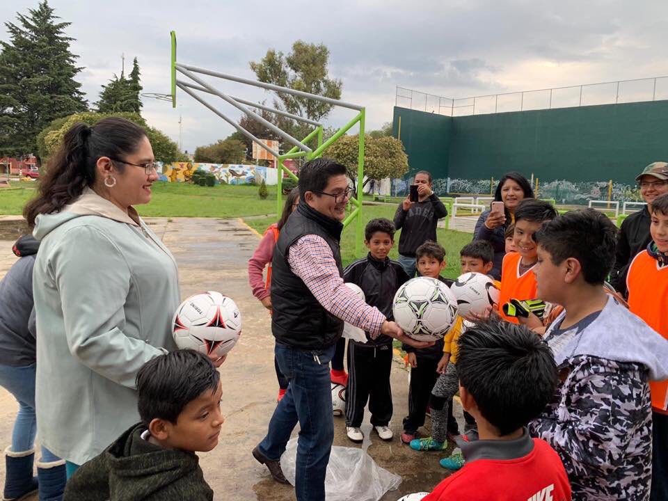 RicardoCortesM's tweet photo. En días pasados nos reunimos con los niños que integran el equipo de fútbol Francocanadiense de Inf. San Fco. Mariela Díaz nos pidió el apoyo para que los niños puedan realizar su actividad por lo que acudimos con algunos balones para sigan practicando este bello deporte. https://t.co/AXFETeVbE7