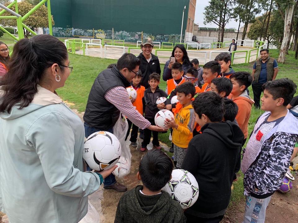 RicardoCortesM's tweet photo. En días pasados nos reunimos con los niños que integran el equipo de fútbol Francocanadiense de Inf. San Fco. Mariela Díaz nos pidió el apoyo para que los niños puedan realizar su actividad por lo que acudimos con algunos balones para sigan practicando este bello deporte. https://t.co/AXFETeVbE7
