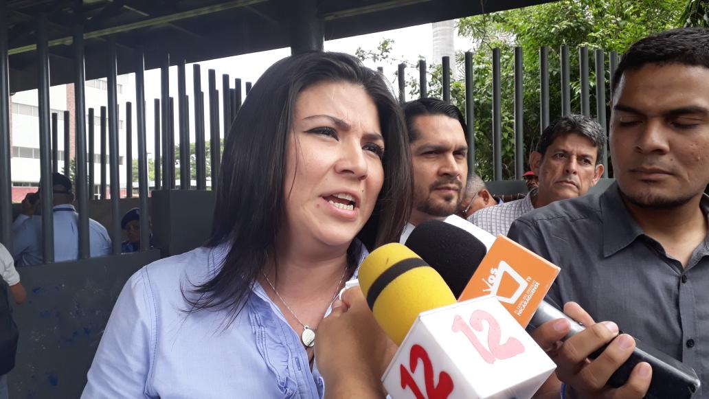 MarthaVasquezLP's tweet photo. Juicio contra defensora de derechos humanos María Oviedo fue reprogramado para el 23 de agosto. Juez mandó a Medicina Legal a su abogada Leyla Prado porque esta pidió reprogramación de juicio por enfermedad. @laprensa https://t.co/Gxf1nCi3gU