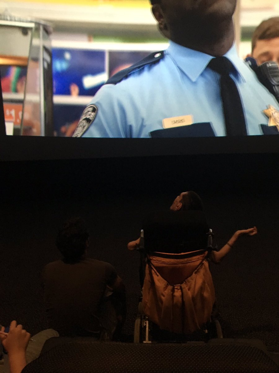 marialorman's tweet photo. @Cines_Kinepolis no he podido mandar un privado. Por eso, me gustaría saber si de verdad éste es el concepto en todos los cines que tenéis de sitio para una persona con silla de ruedas. Él delante solo y todos detrás. Pues nada a ver la película en un escalón. https://t.co/7HIOnI3lNl