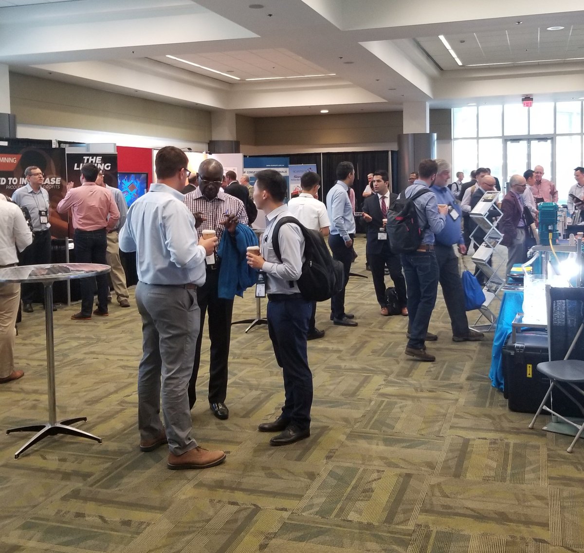 mbell1962's tweet photo. Packed Trade Show @CIMetSoc #copper #annualCOM https://t.co/zTpNetqtKB