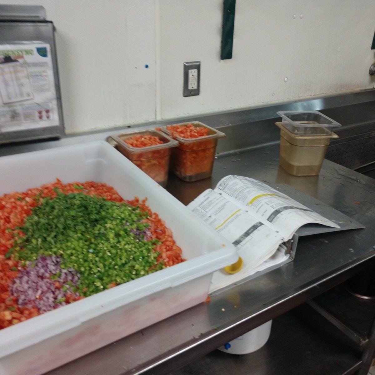 cherbear1162's tweet photo. Uriel using his 2nd degree prep to spec for perfect pico #powerinthetools #chilis1333 #chilisjobs https://t.co/OiUPfSeFeq