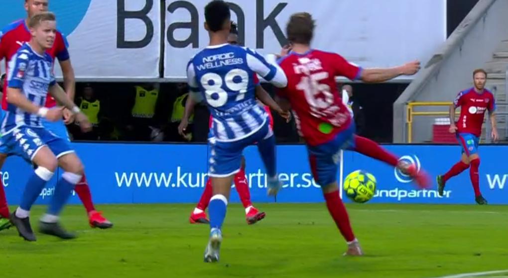 oddset's tweet photo. Max Svensson frälser hemmapubliken med det här skottet. 1-0, HIF mot Blåvitt. Även 2-0 för DIF och 3-0 för Elfsborg. #halvtid https://t.co/jqaCxoZz6i