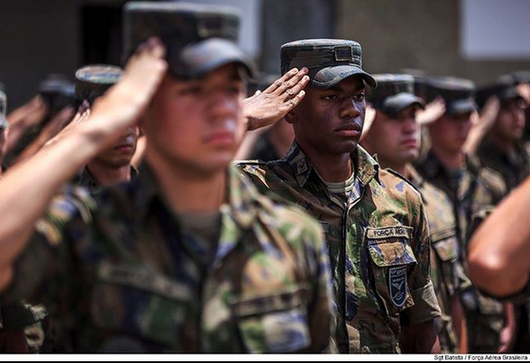 Continência à Bandeira Nacional durante uma cerimônia militar. Marque seu amigo que já ficou em forma ao seu lado na tropa.
📸 Sgt Batista.
#FAB #ProfissãoMilitar #Dimensão22 #VempraFAB