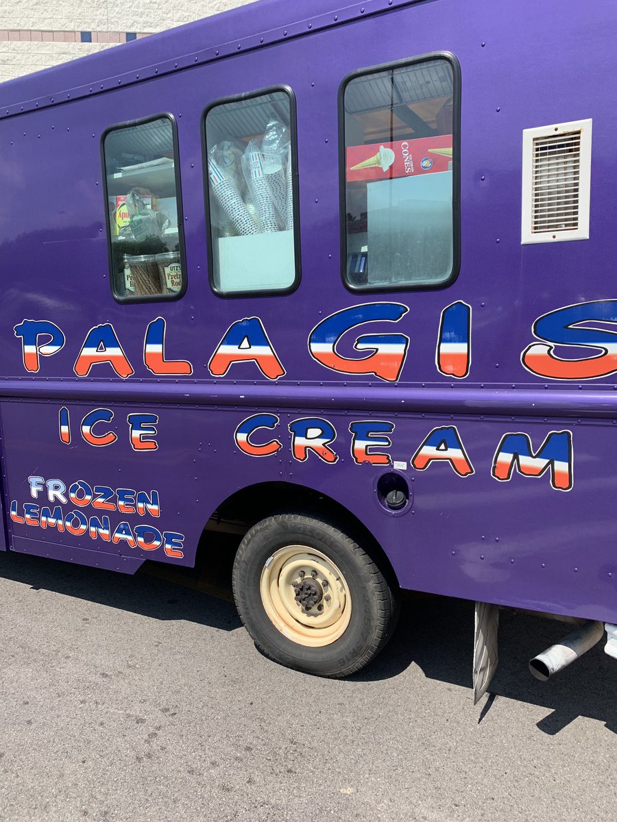 ConvertinoGary's tweet photo. New Bedford Bristol Campus enjoying some ice cream on a hot day. @BristolCC https://t.co/kIpuJsgdKO